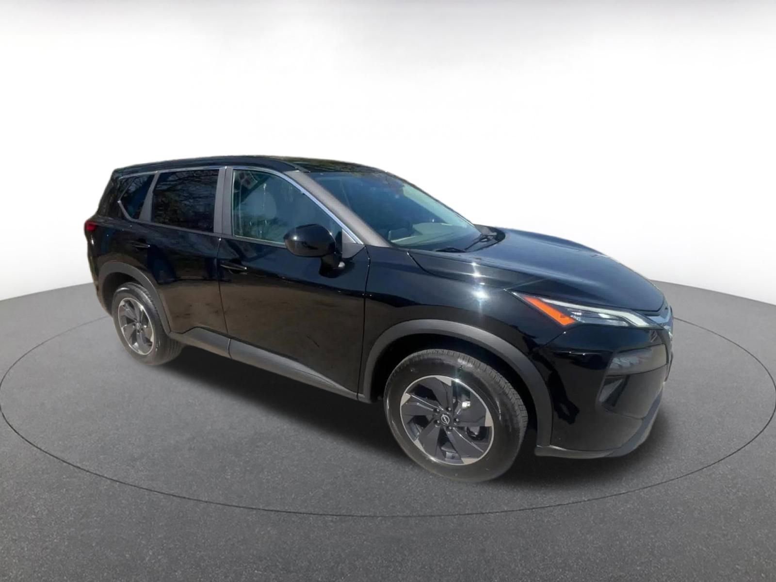 Used 2025 Nissan Rogue SV image 2