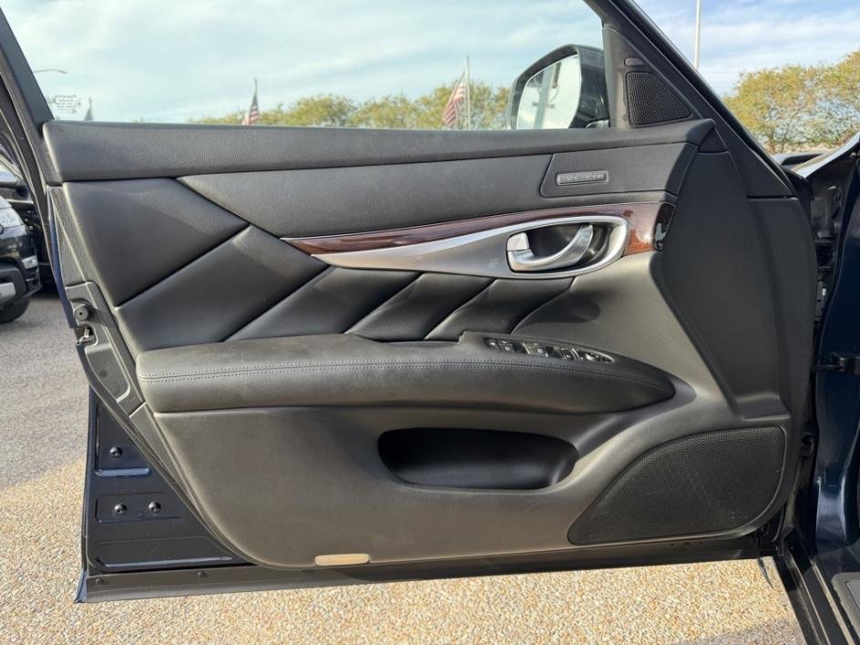 Used 2019 INFINITI Q70 Luxe w/ Proactive Package image 14