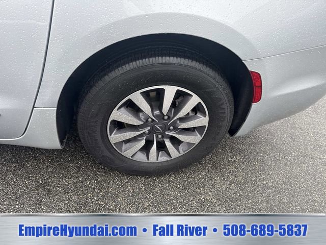 Used 2023 Chrysler Pacifica Limited FWD image 14