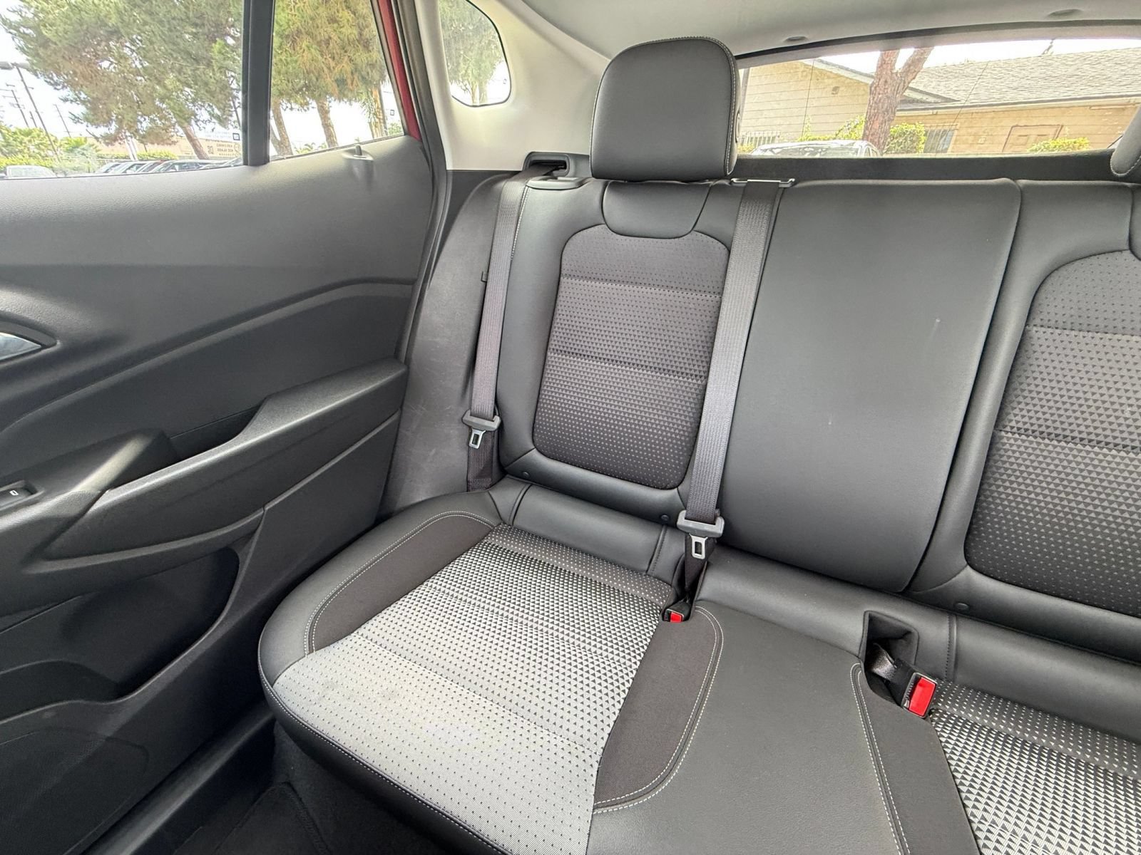 Used 2025 Chevrolet Trax LT w/ LT Convenience Package FWD image 36