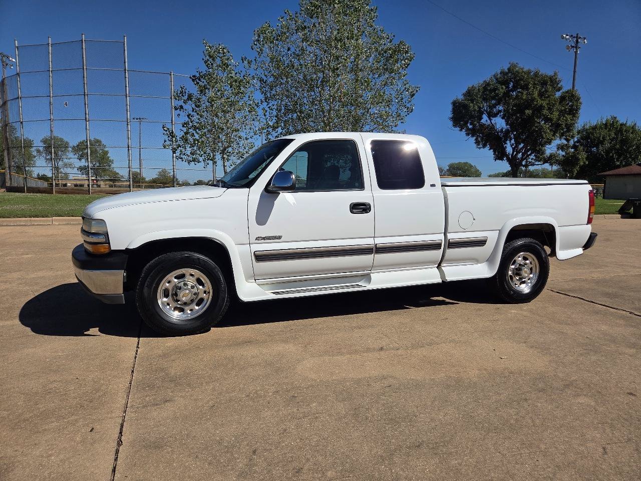 Used 1999 Chevrolet Silverado 2500 LS w/ Firm Ride Suspension Pkg RWD image 2