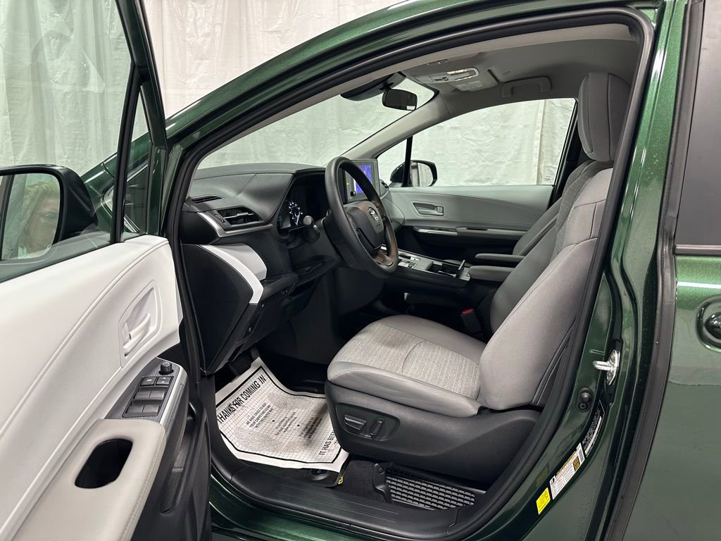 Used 2025 Toyota Sienna LE image 10