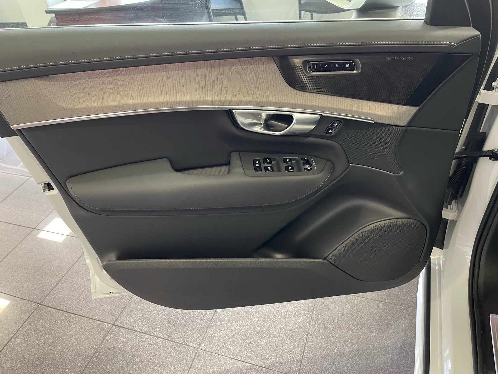 Used 2025 Volvo XC90 T8 Ultra w/ Protection Package Premier AWD/4WD image 22