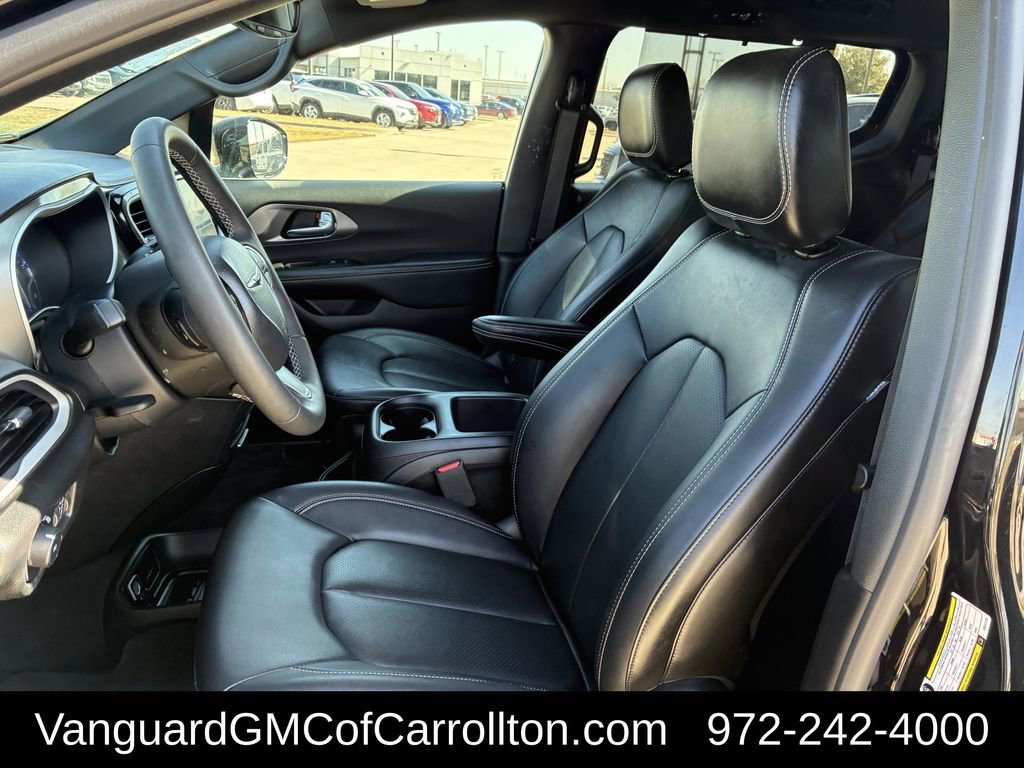Used 2025 Chrysler Pacifica Select image 24