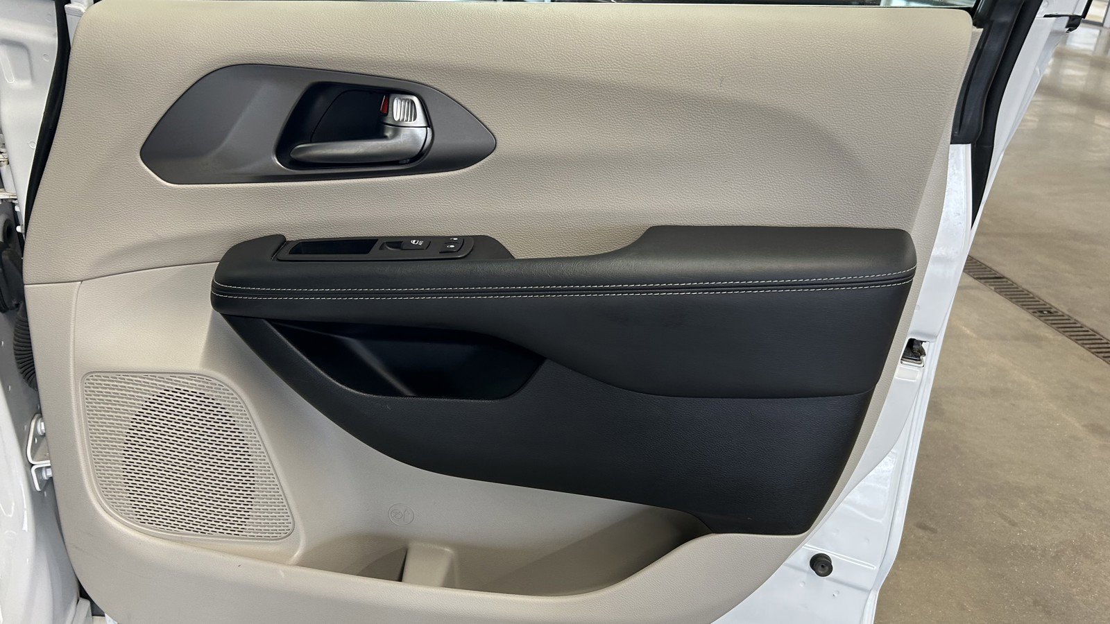 Used 2023 Chrysler Pacifica Touring-L image 19