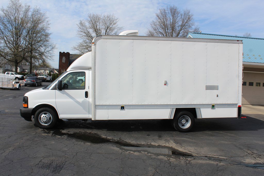 Used 2016 Chevrolet Express 4500 Extended image 2