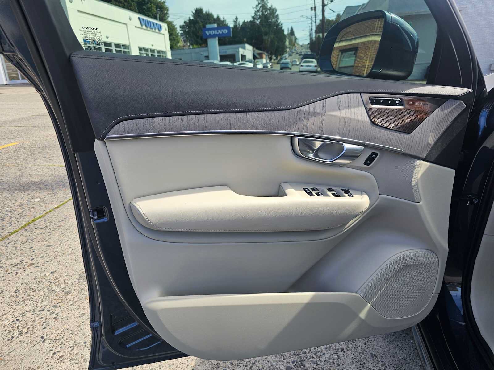 Used 2025 Volvo XC90 B6 Ultra w/ Protection Package Premier AWD/4WD image 25