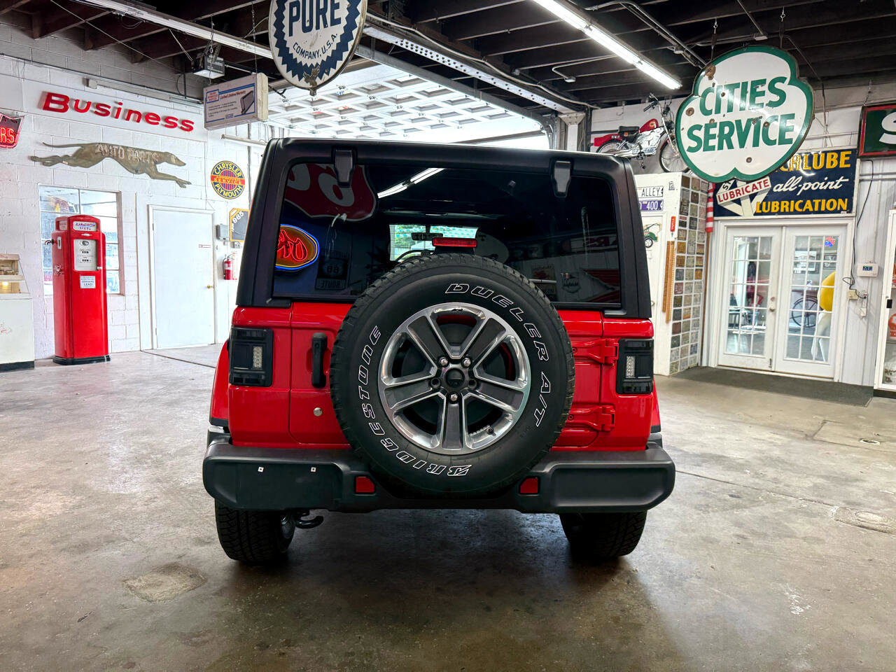 Used 2020 Jeep Wrangler Unlimited Sahara image 4