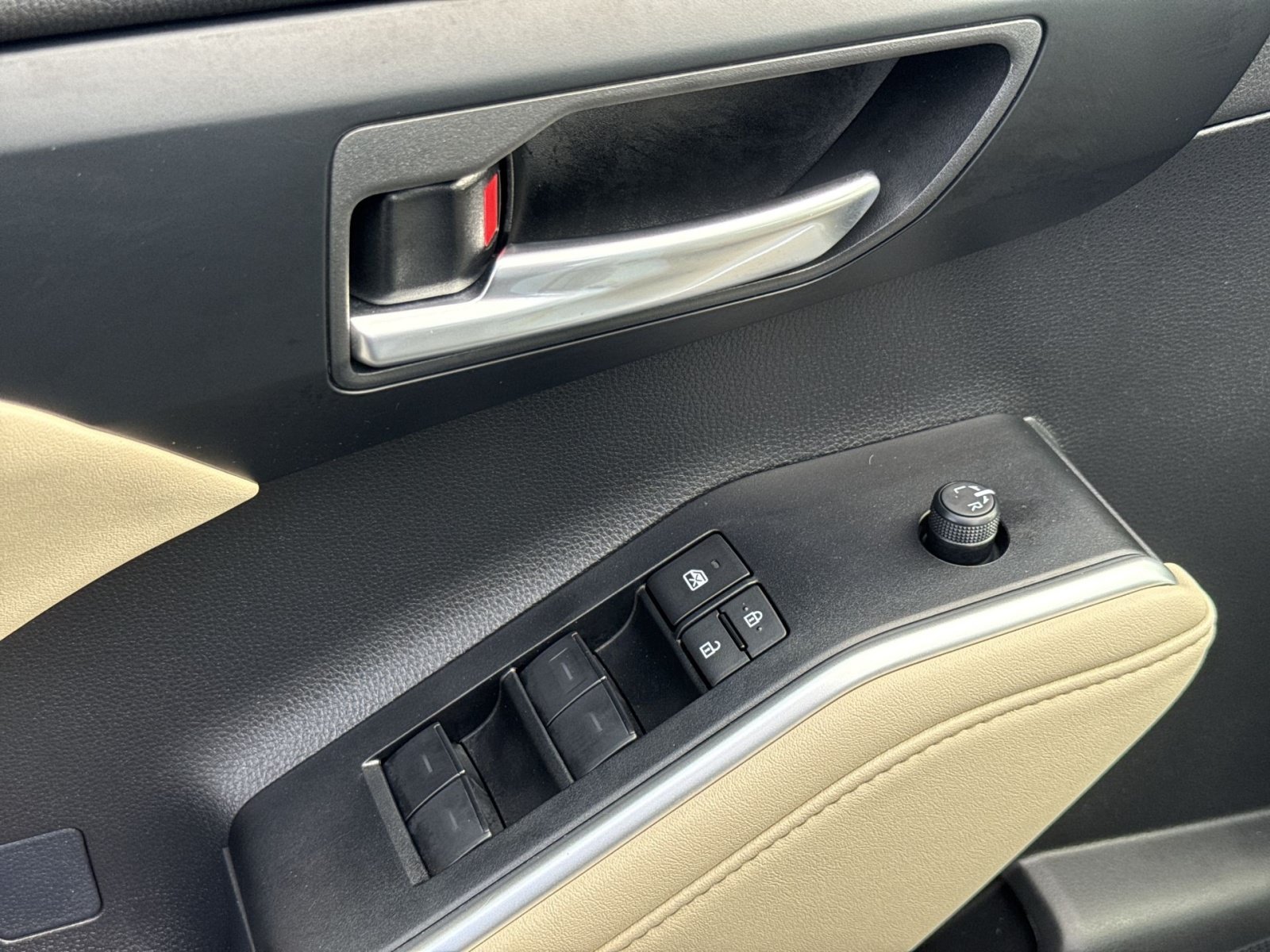 Used 2025 Toyota Highlander XLE AWD/4WD image 16