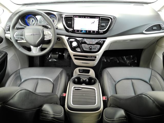 Used 2024 Chrysler Pacifica Touring-L FWD image 2