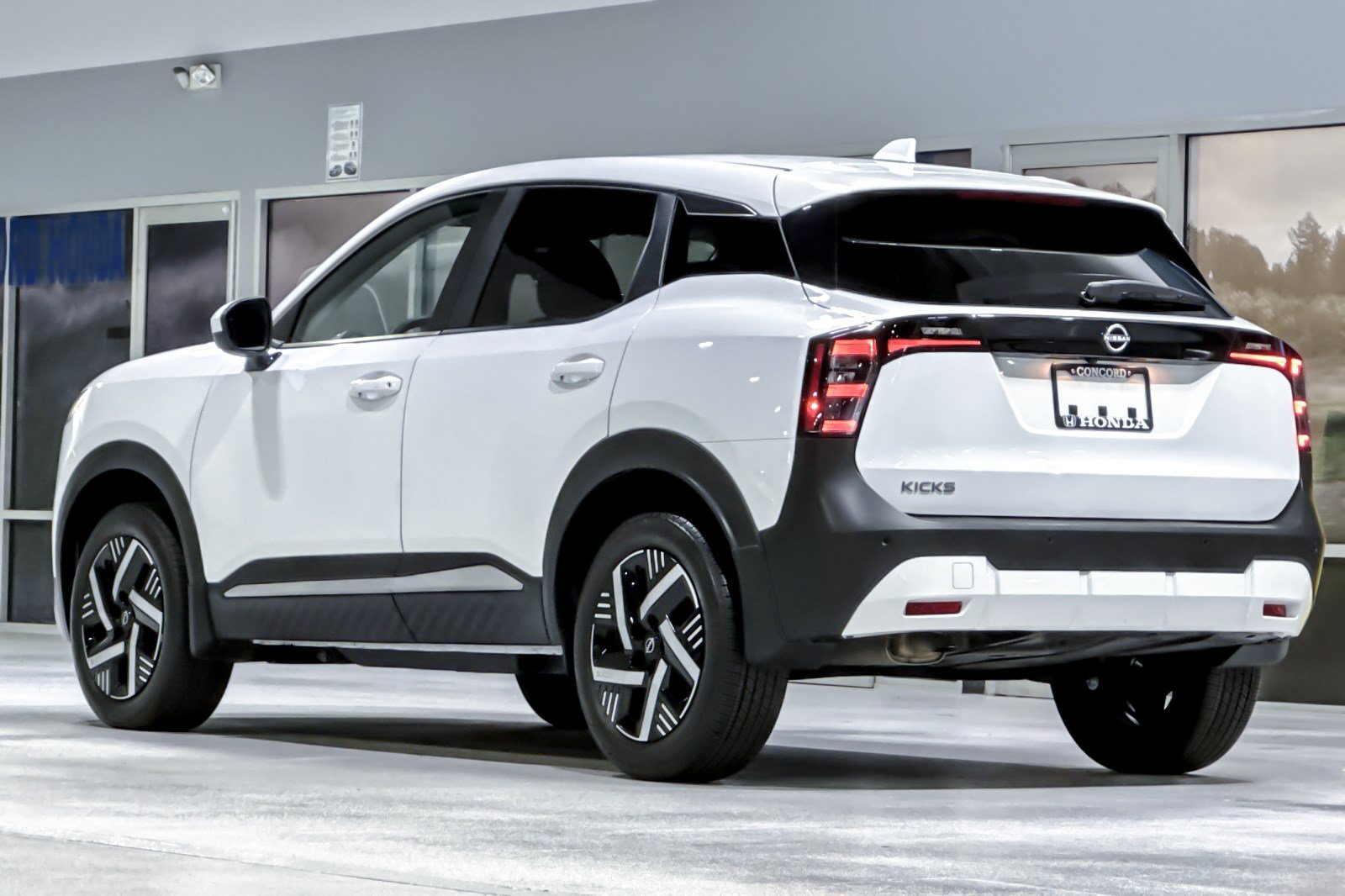Used 2025 Nissan Kicks SV FWD image 3