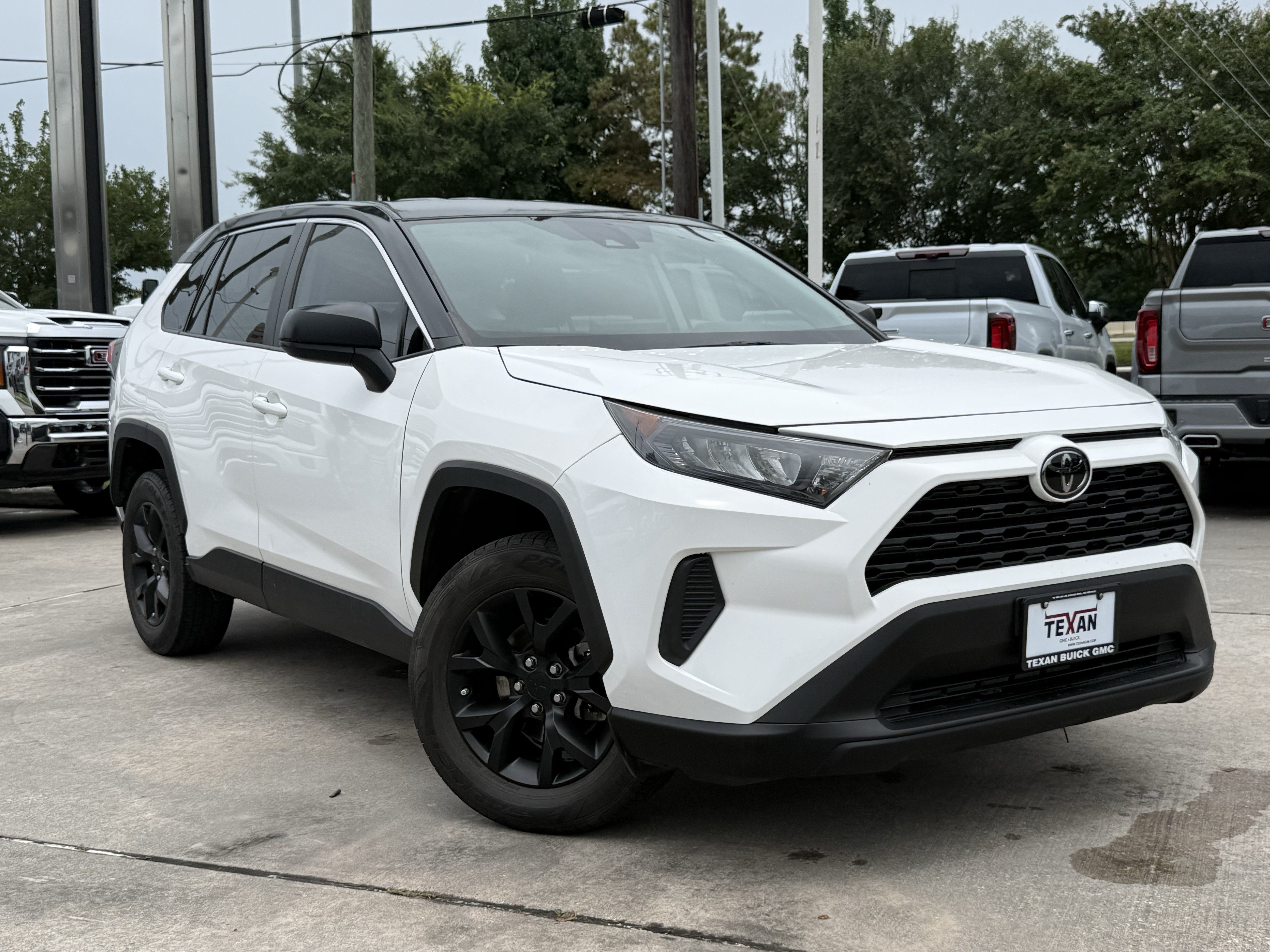 Used 2022 Toyota RAV4 LE FWD image 2