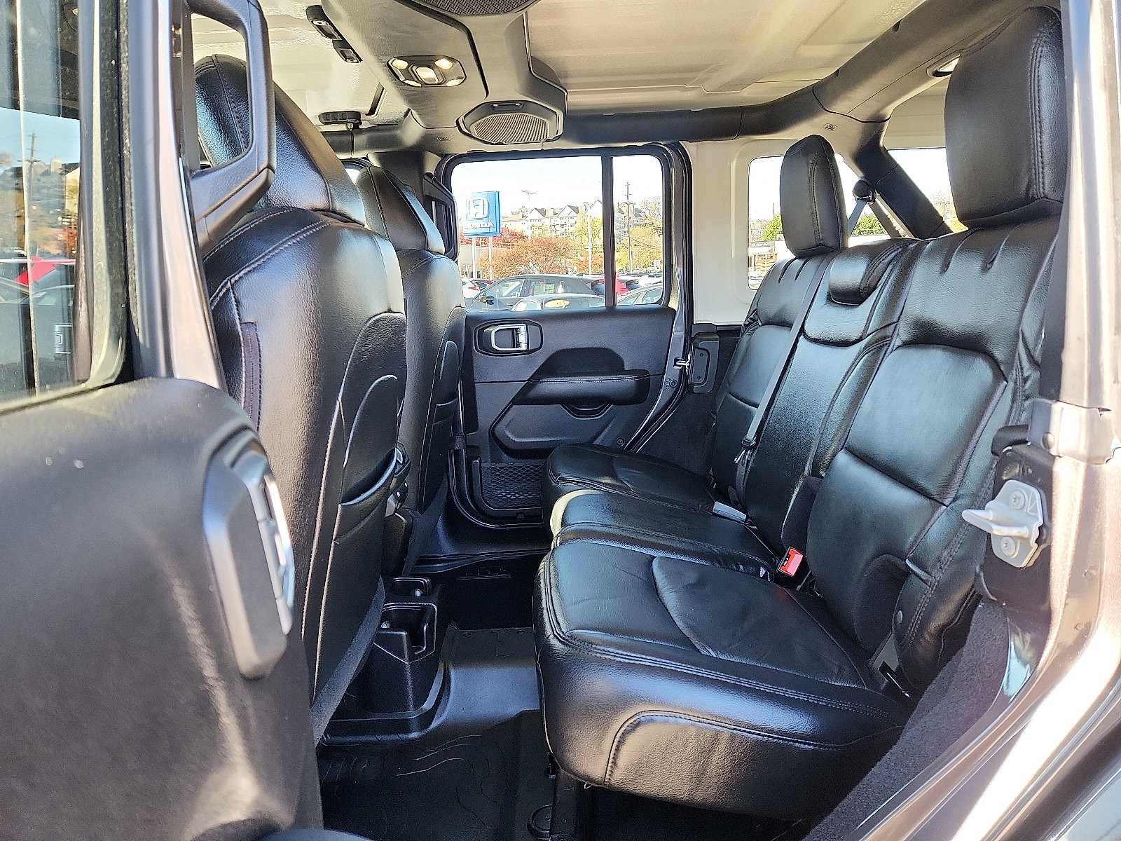 Used 2019 Jeep Wrangler Unlimited Sahara image 10