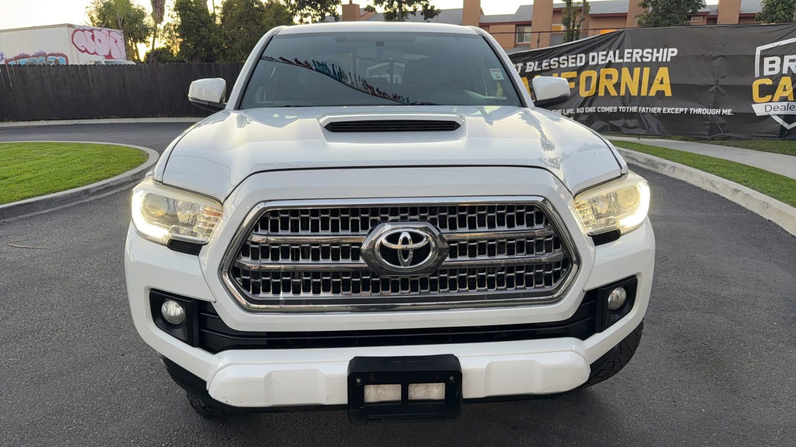 Used 2016 Toyota Tacoma TRD Sport image 5