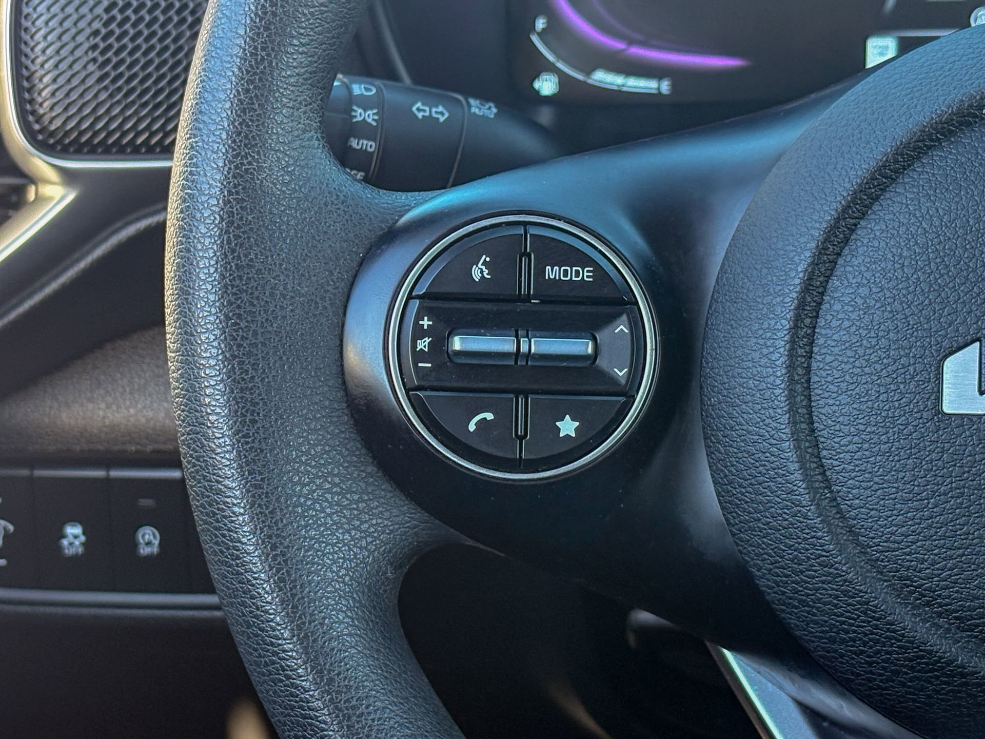 Used 2025 Kia Soul LX FWD image 25