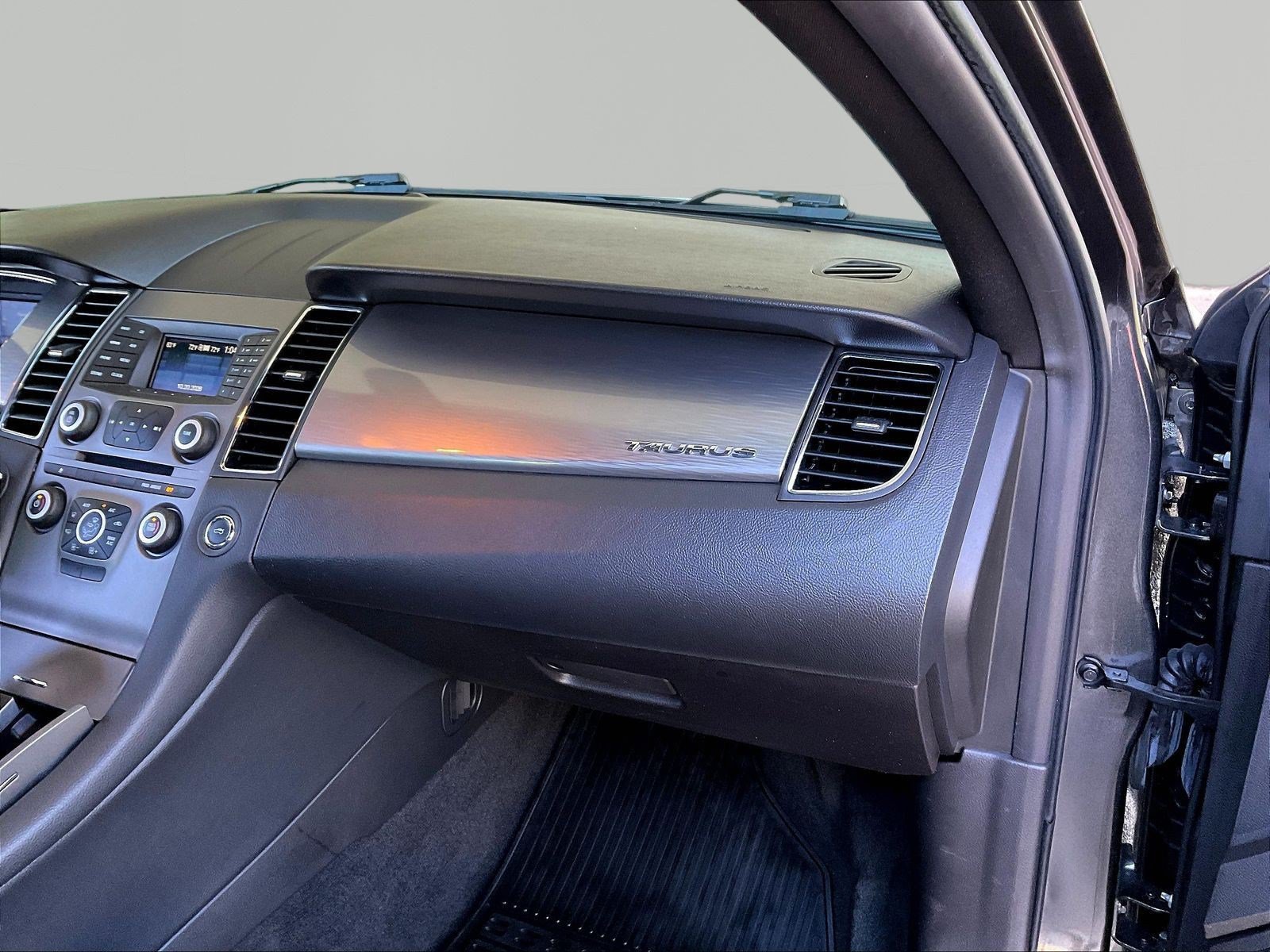 Used 2016 Ford Taurus SEL FWD image 26