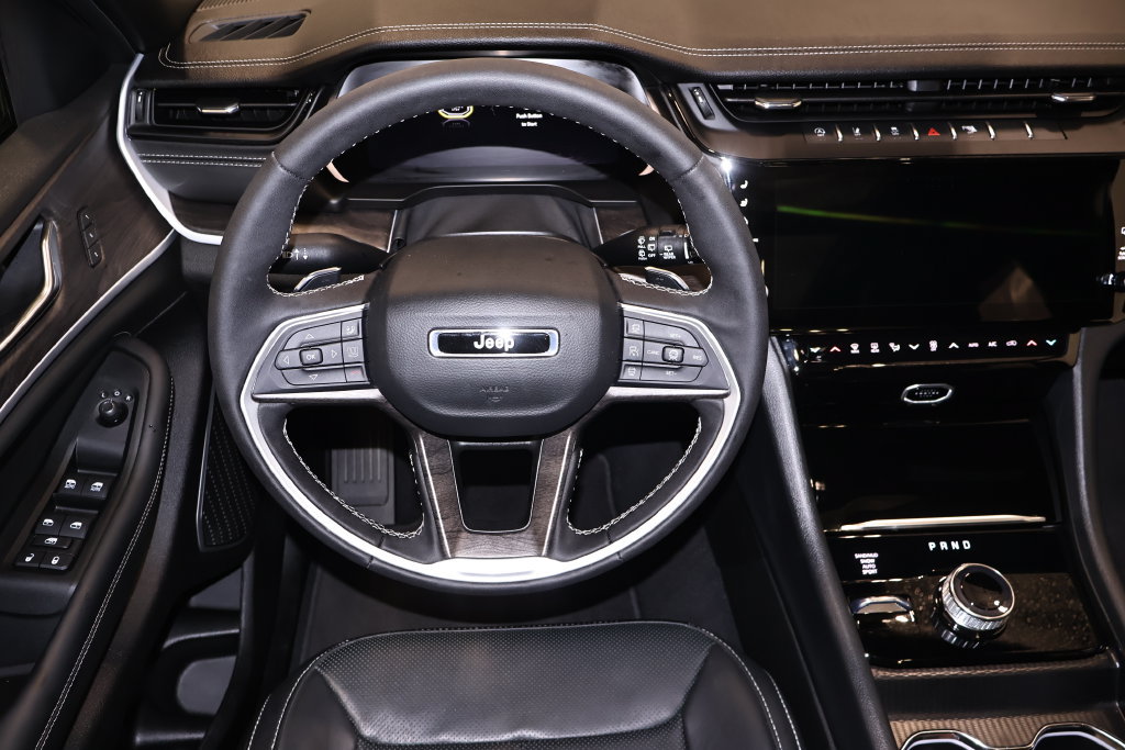 Used 2026 Jeep Grand Cherokee Limited AWD/4WD image 23