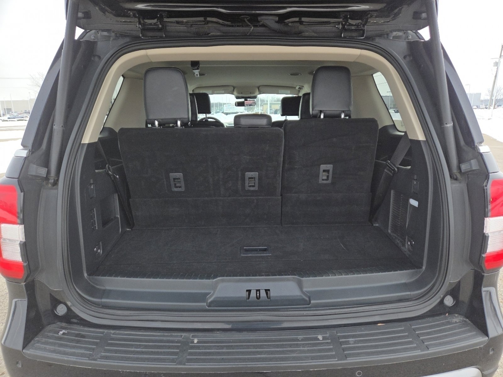 Used 2024 Ford Expedition XLT image 19