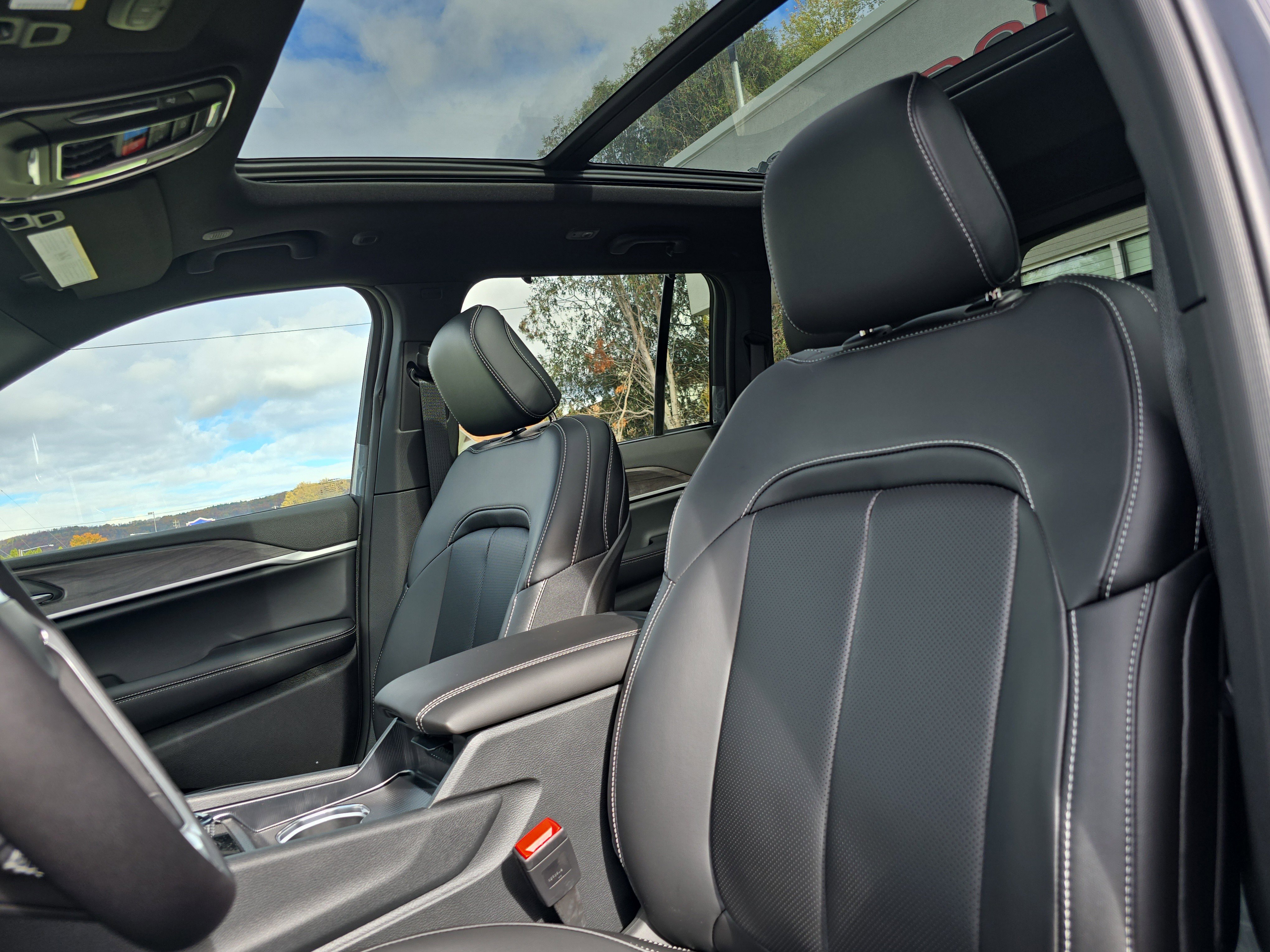 New 2025 Jeep Grand Cherokee Limited w/ Luxury Tech Group II AWD/4WD image 12