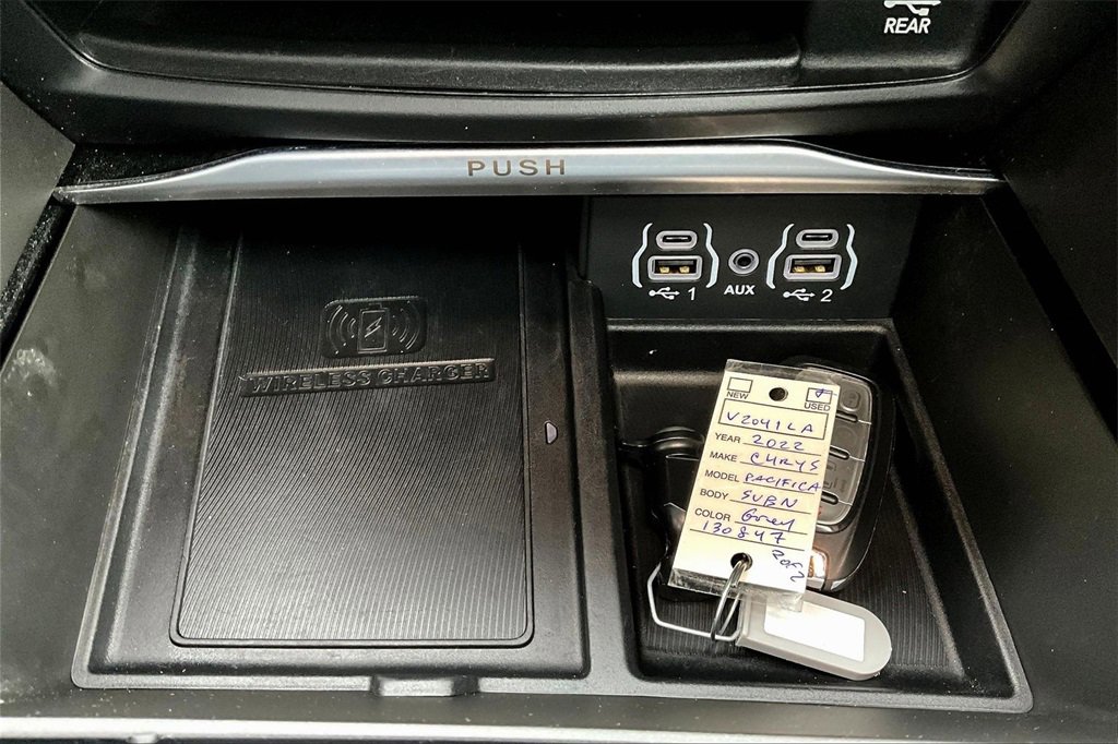 Used 2022 Chrysler Pacifica Limited w/ Uconnect Theater Family Group image 15