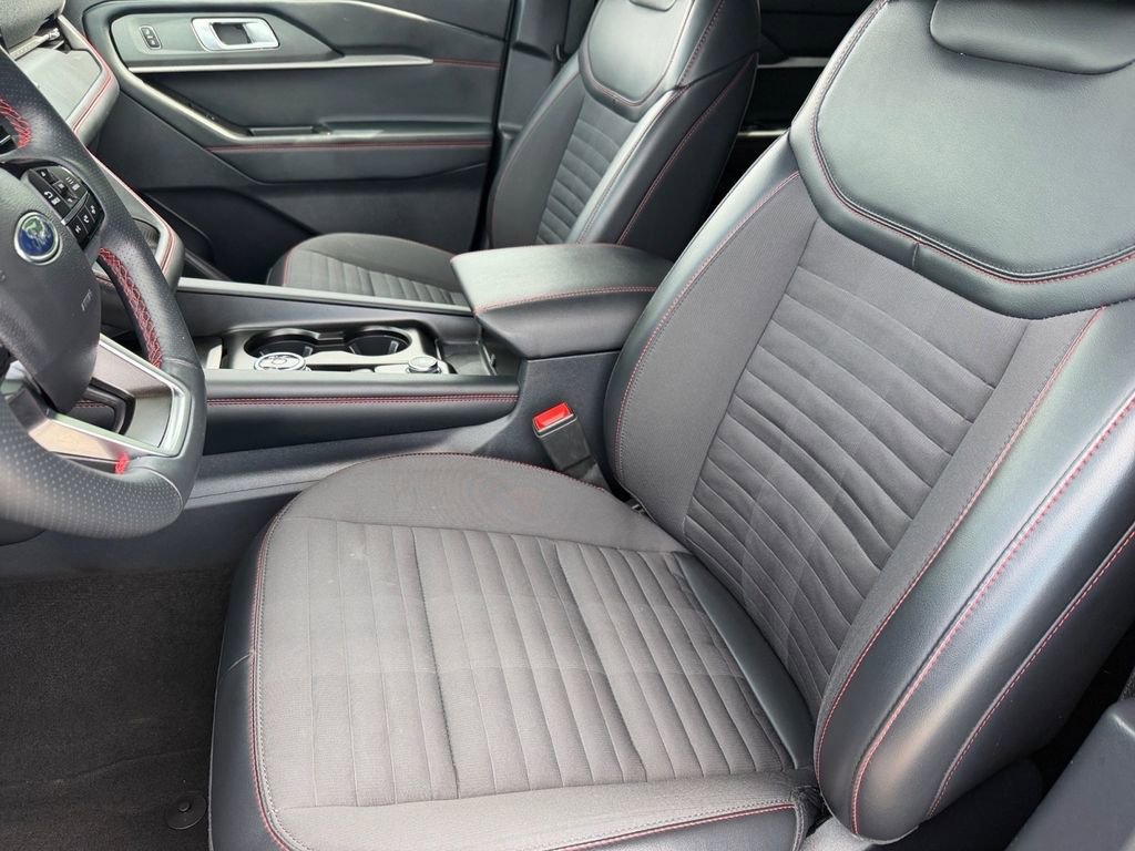Used 2025 Ford Explorer ST-Line w/ ST-Line Street Pack AWD/4WD image 10
