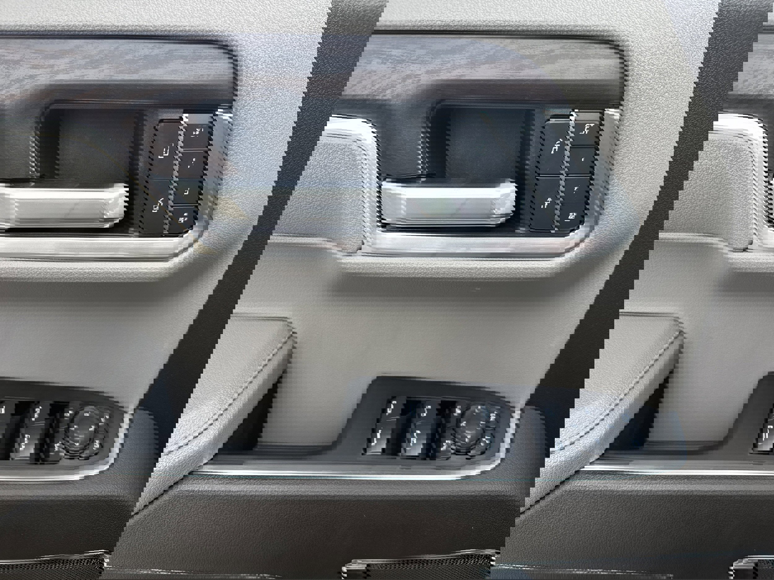 Used 2025 GMC Sierra 1500 SLT image 9