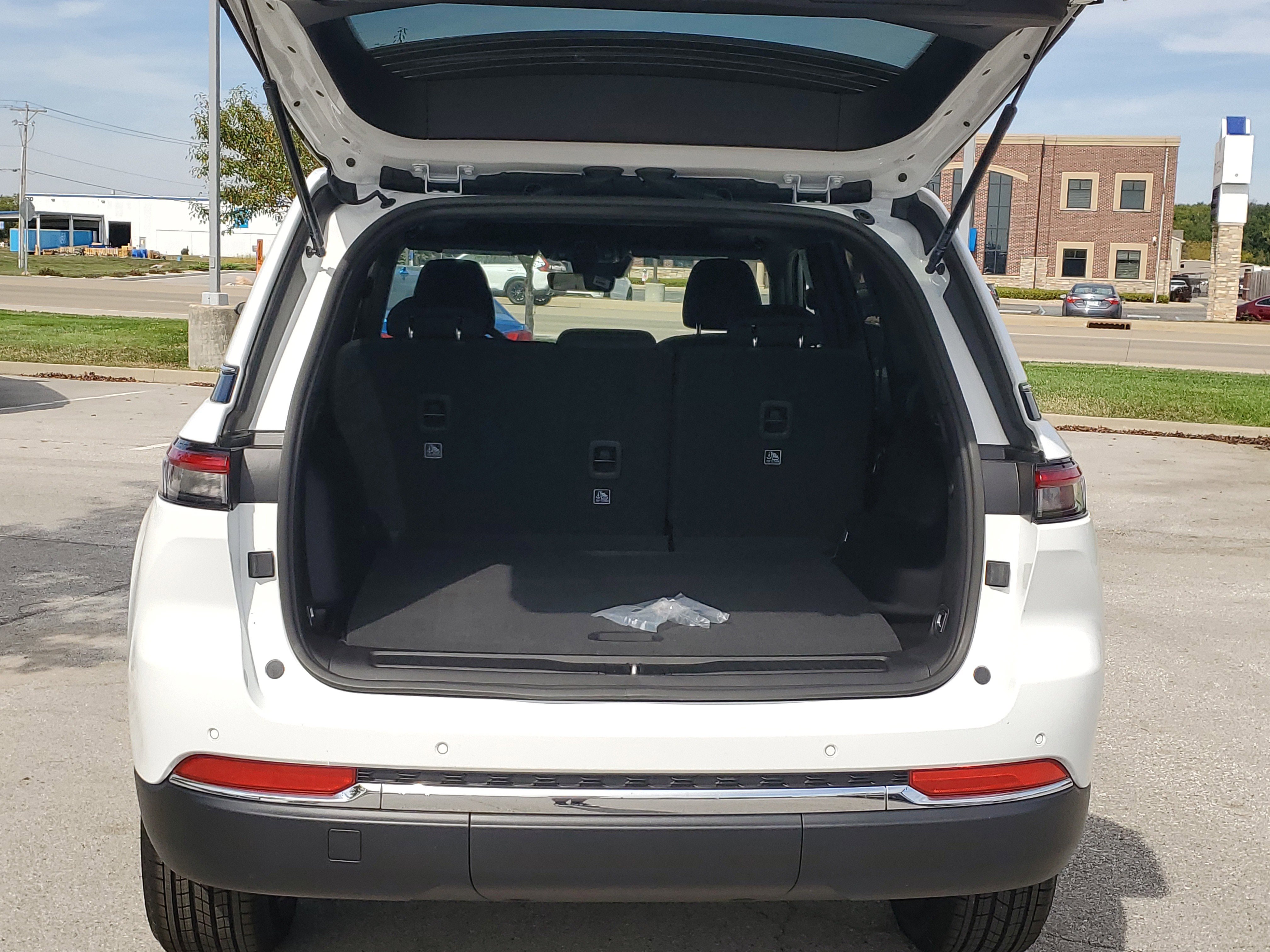 New 2025 Jeep Grand Cherokee Laredo X image 10