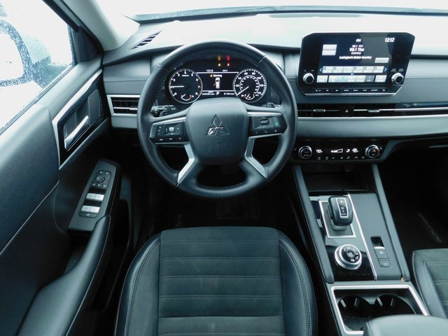 Used 2024 Mitsubishi Outlander SE image 16