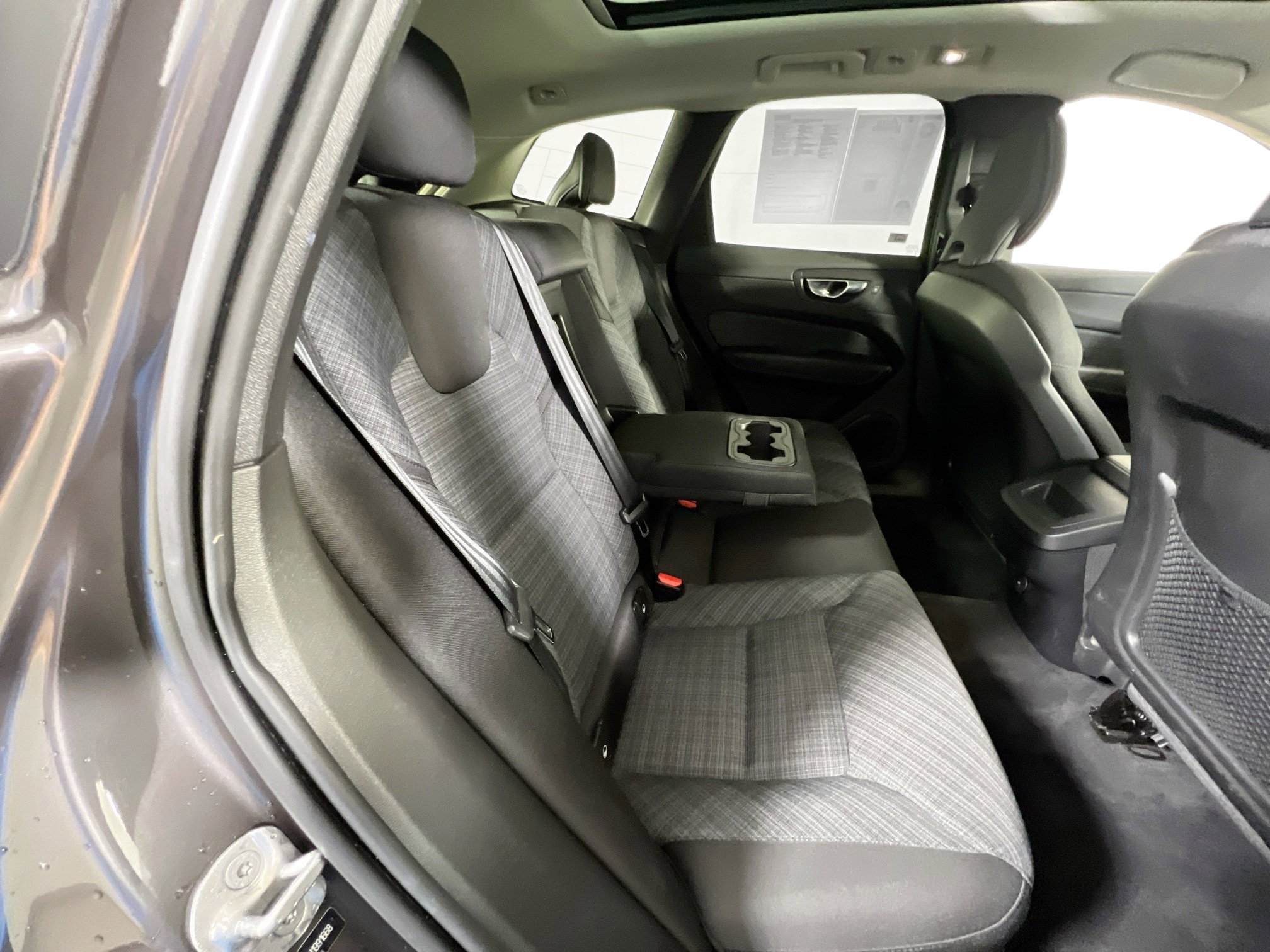 Used 2022 Volvo XC60 B5 Momentum image 26