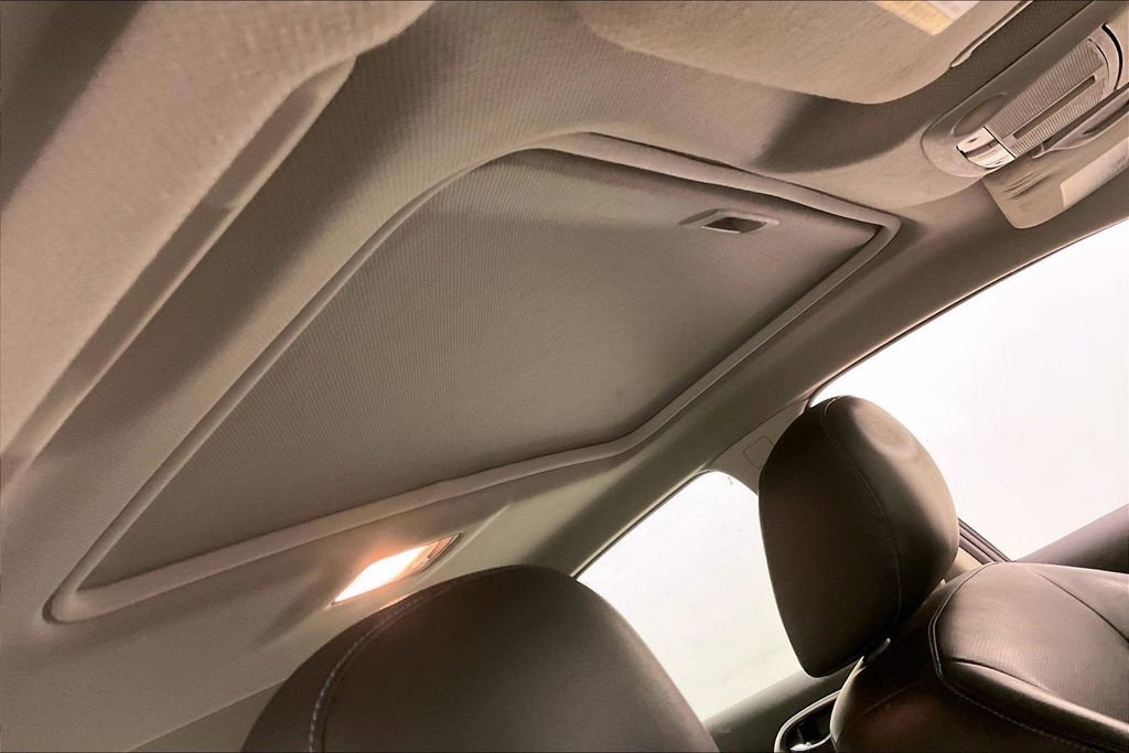 Used 2016 Nissan Sentra SR w/ SR Premium Package image 19