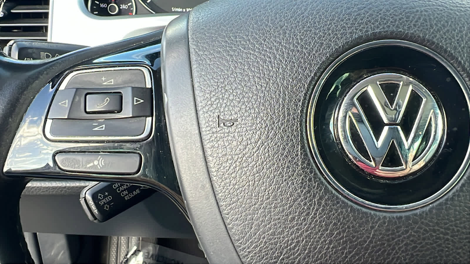 Used 2016 Volkswagen Touareg TDI image 19