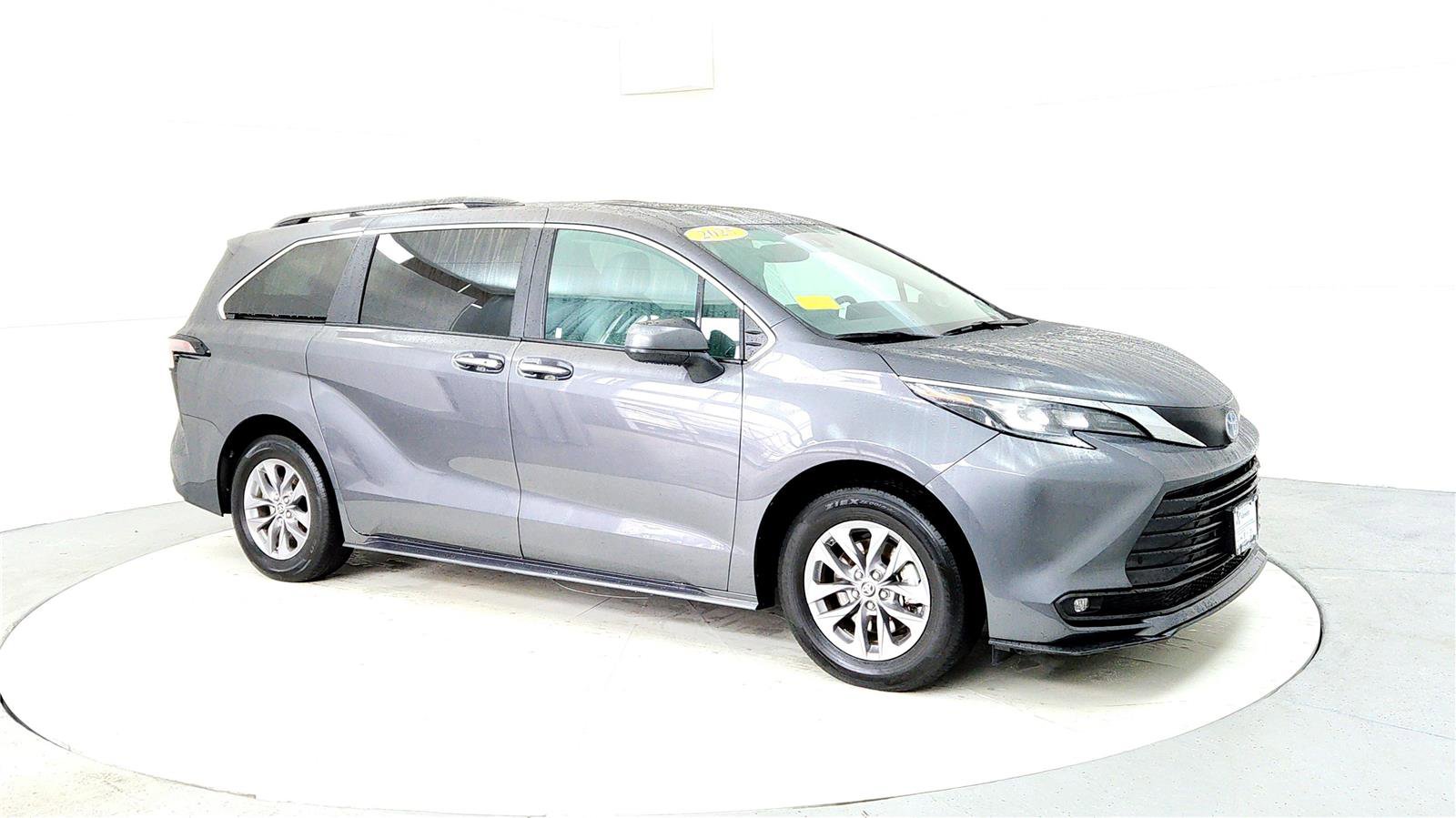 Used 2025 Toyota Sienna XLE w/ XLE Plus Package image 7
