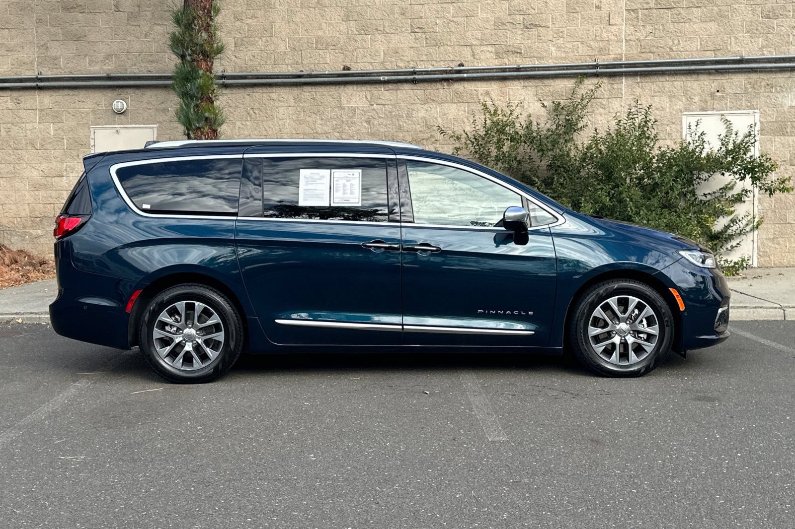 Used 2023 Chrysler Pacifica Pinnacle FWD image 2