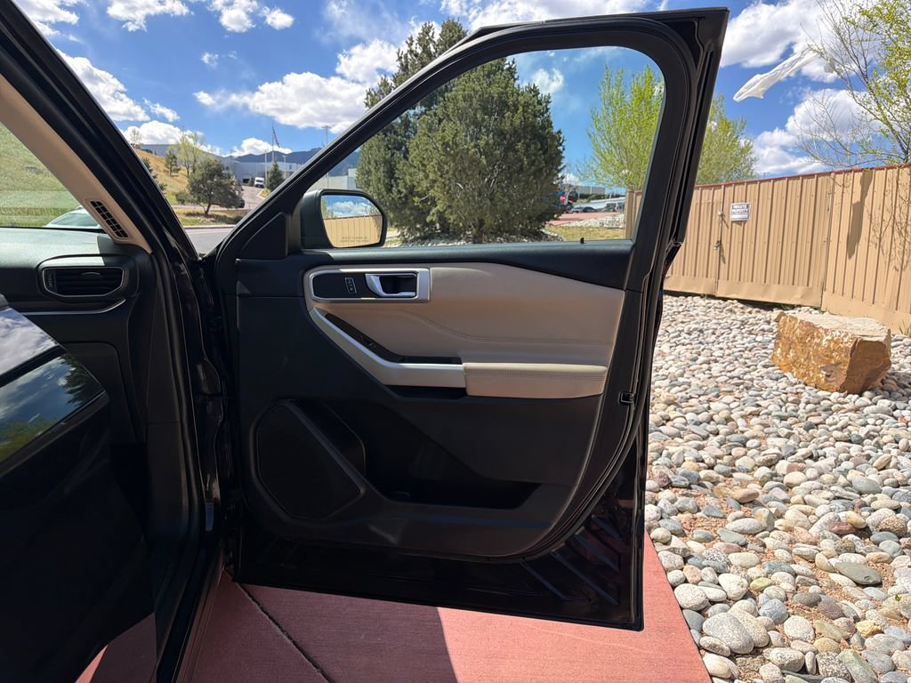 Used 2022 Ford Explorer XLT w/ Equipment Group 202A AWD/4WD image 31