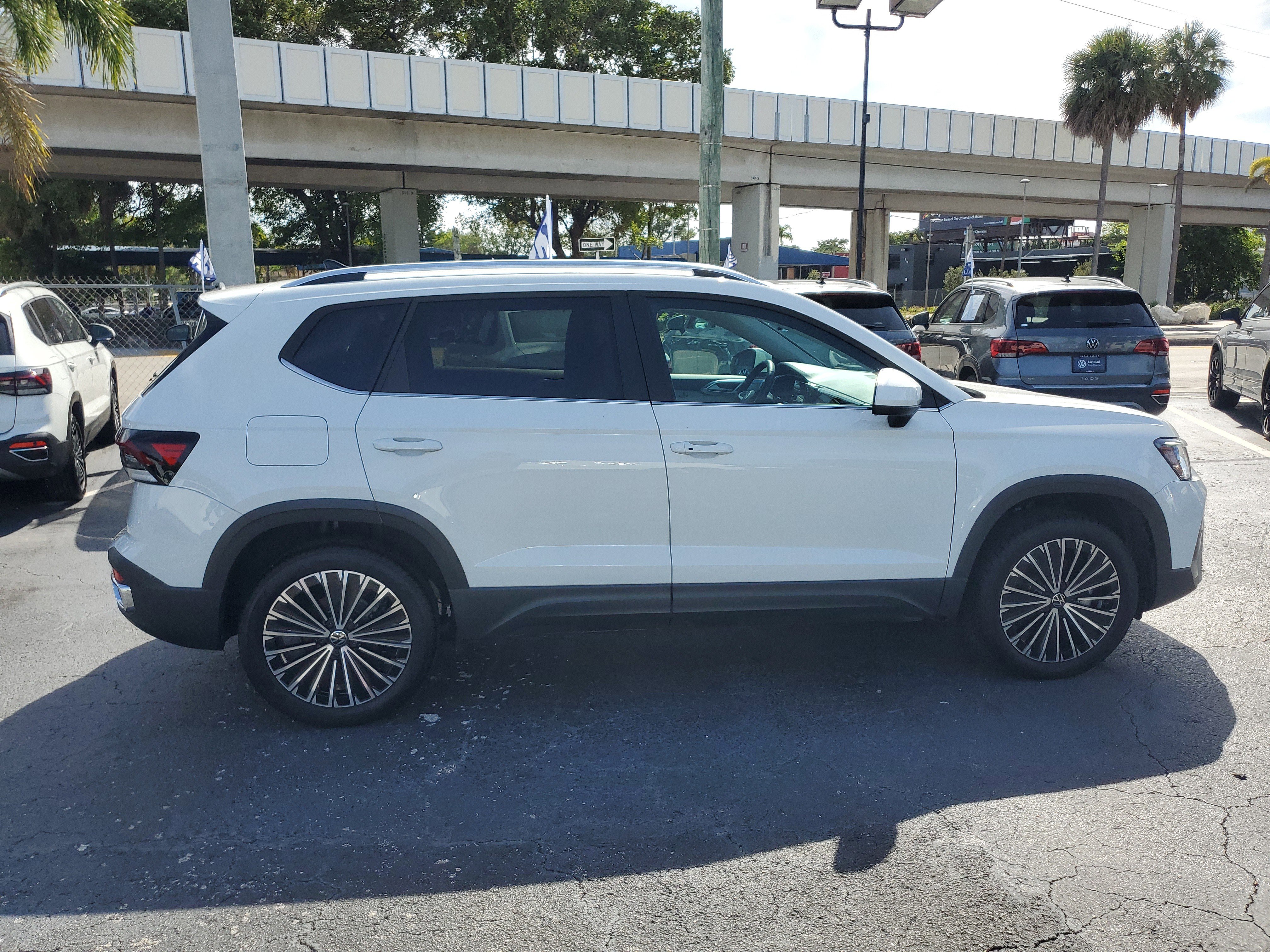 Used 2025 Volkswagen Taos SE image 6