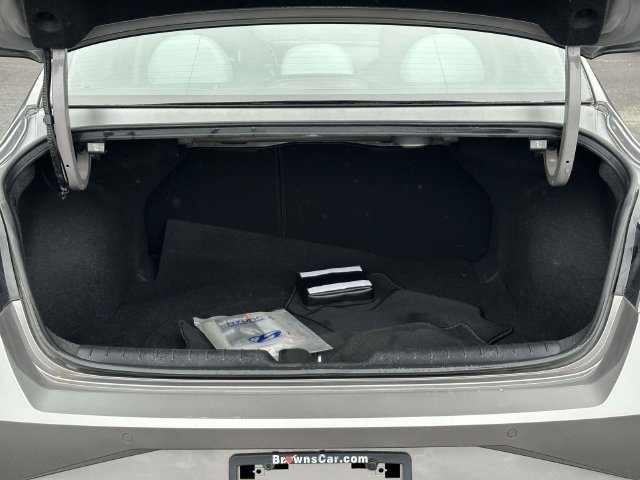 Used 2021 Hyundai Elantra Limited FWD image 12