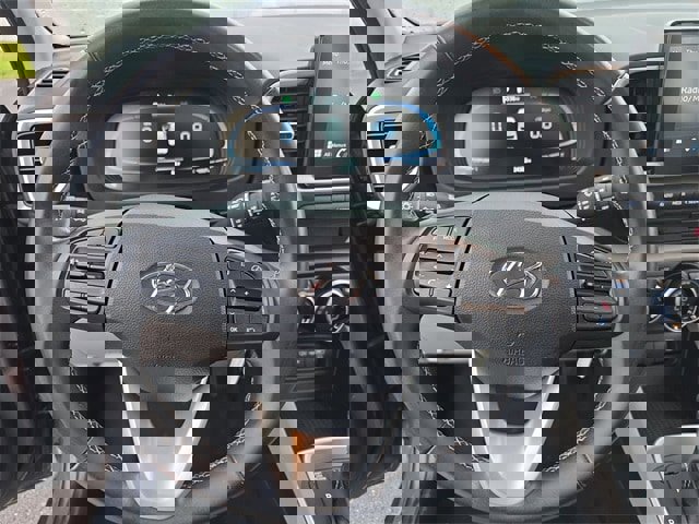 Used 2023 Hyundai Venue SEL image 11