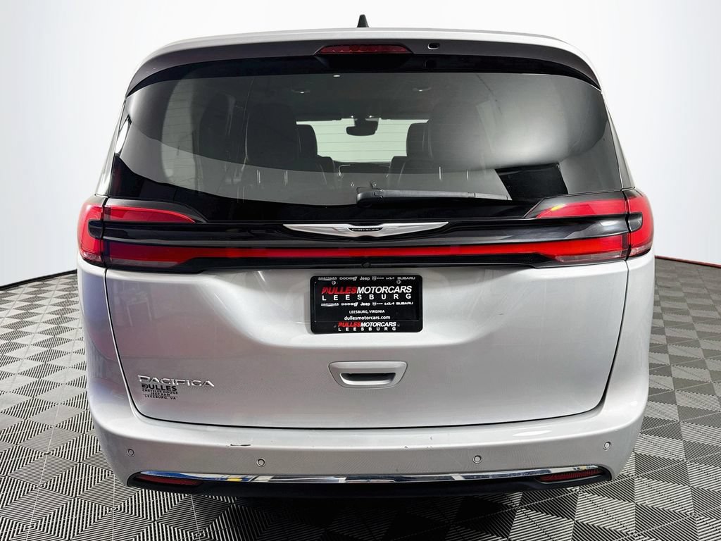 Used 2024 Chrysler Pacifica Touring-L FWD image 6