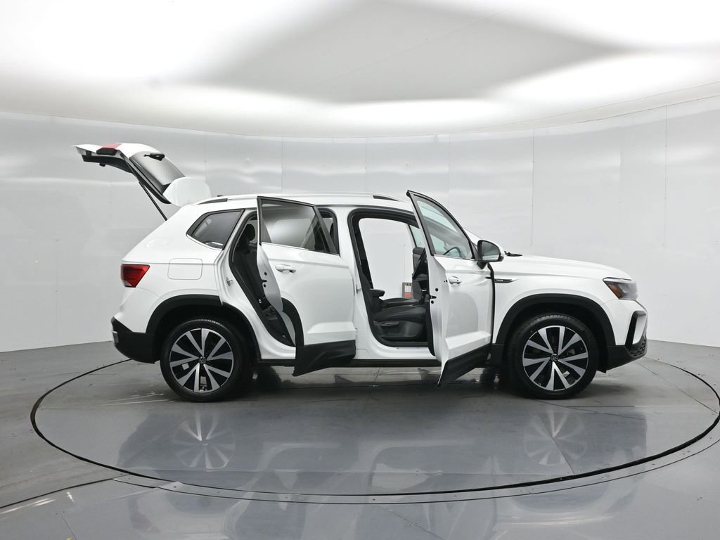 Used 2022 Volkswagen Taos SE FWD image 4