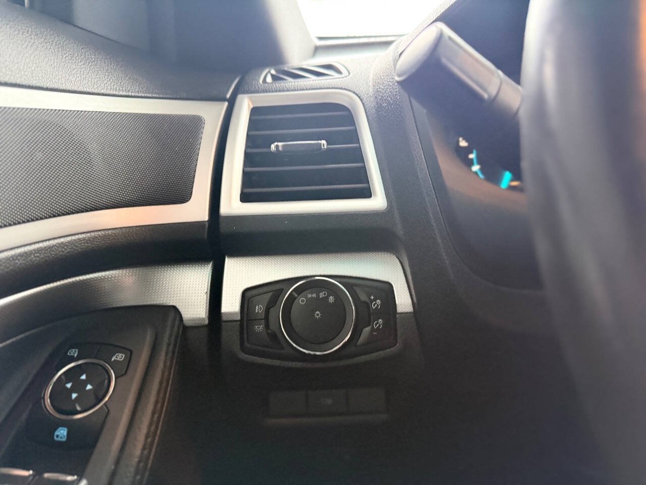 Used 2015 Ford Explorer XLT AWD/4WD image 45