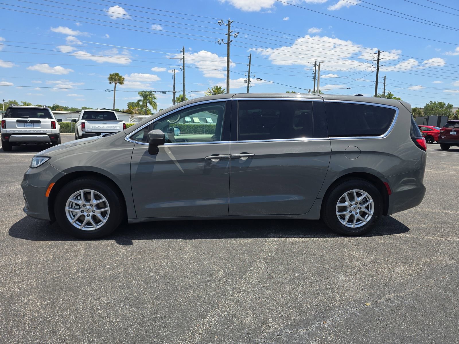 Used 2023 Chrysler Pacifica Touring-L FWD image 6