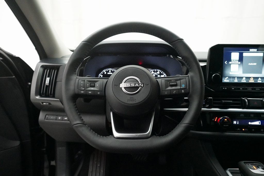 Used 2025 Nissan Pathfinder SL image 4