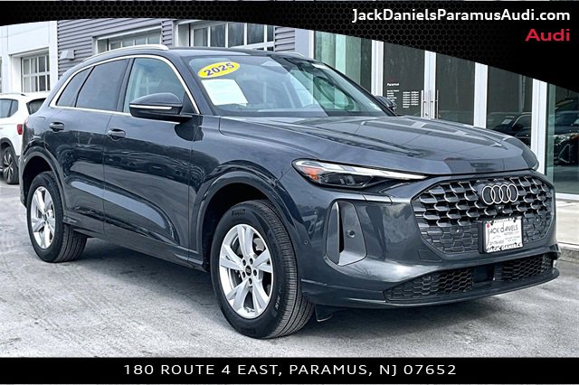 Used 2025 Audi Q5 Premium w/ Convenience Package image 9