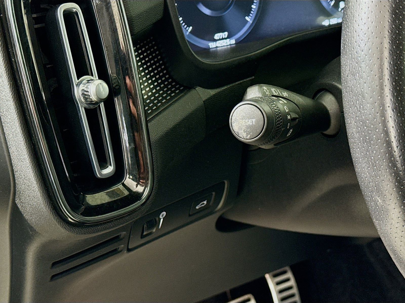 Used 2021 Volvo XC40 T5 R-Design image 14