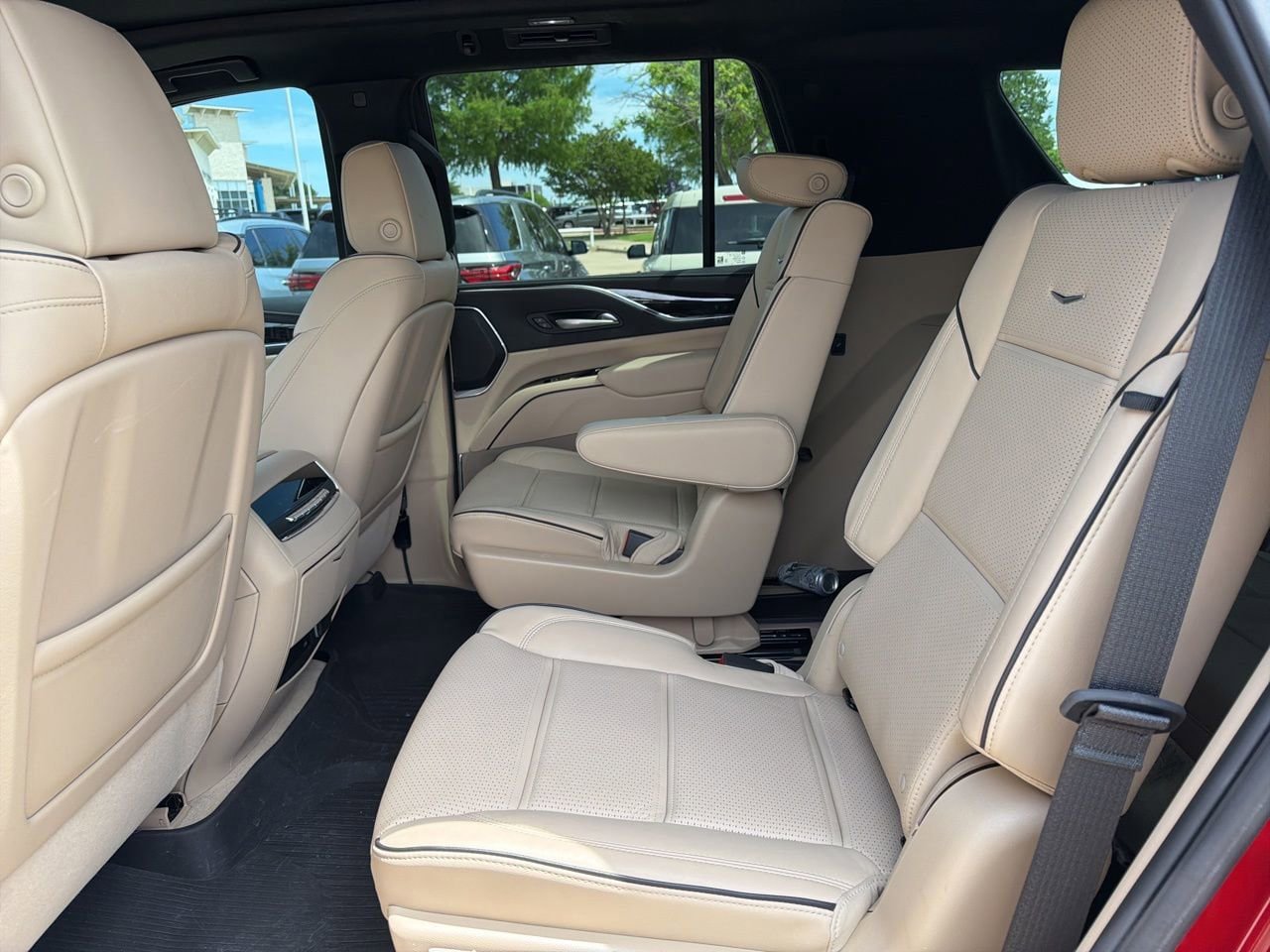 Used 2024 Cadillac Escalade Premium Luxury image 6