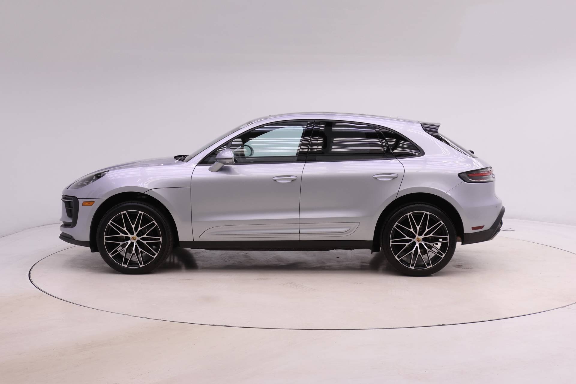 Used 2025 Porsche Macan image 2