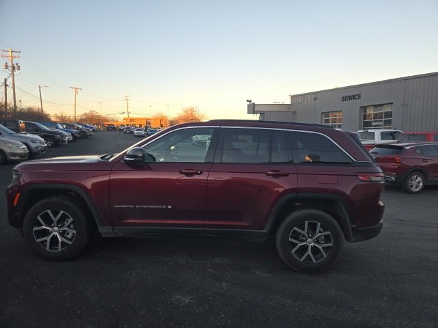 Used 2024 Jeep Grand Cherokee Limited w/ Luxury Tech Group II image 8