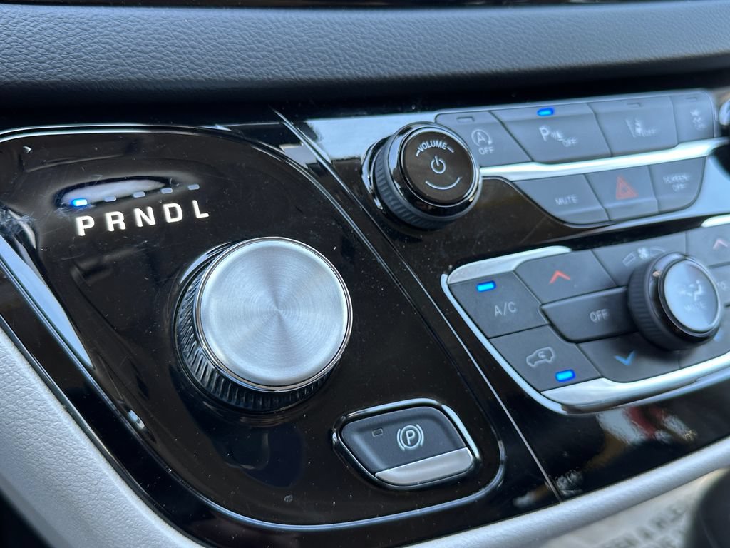 Used 2023 Chrysler Pacifica Touring-L FWD image 25
