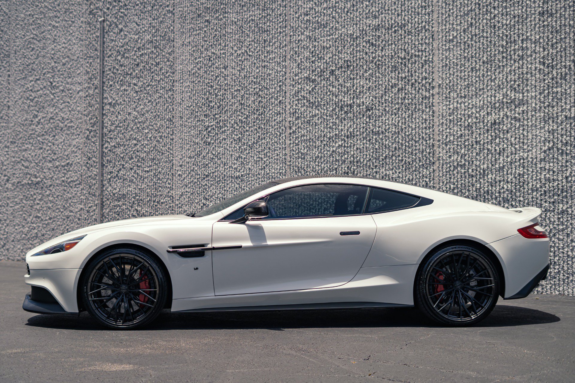 Used 2015 Aston Martin Vanquish Coupe RWD image 36
