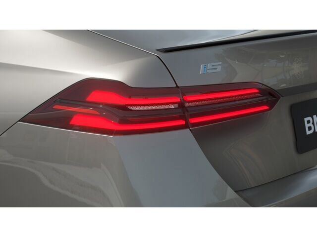 New 2026 BMW i5 eDrive40 w/ M Sport Package image 8